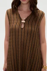Vestido midi sin mangas de poliéster, color beige con rayas verticales negras, cuello en V y detalle de argolla metálica en el escote.