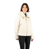 Campera de diseño híbrido en color blanco, que combina paneles acolchados en las mangas con cuerpo de gamuza sintética. Presenta cuello, puños y ruedo con detalles en piel sintética tipo corderito, cierre frontal completo y bolsillos laterales con cierre.