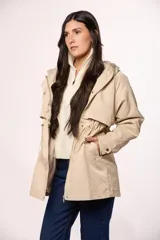Campera tipo trench de nylon color negro, con capucha, cierre frontal y cordón ajustable en la cintura.