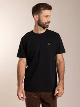 Remera básica de manga corta en color negro, confeccionada en algodón, con cuello redondo y pequeño logo bordado en el pecho.