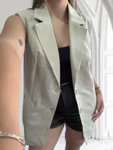 Chaleco largo color verde claro, de corte sastrero y sin mangas.