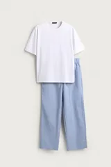 Set de pijama para hombre compuesto por una remera blanca de cuello redondo y mangas cortas, y un pantalón celeste a rayas verticales con cintura elástica y bolsillos laterales.