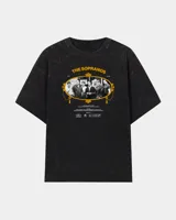 Remera negra oversize de algodón, con lavado efecto acid wash, cuello redondo y estampa frontal alusiva a la serie The Sopranos.