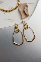 Aros colgantes dorados con formas geométricas irregulares. Fabricados en acero quirúrgico con baño de oro.