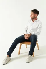 Camisa blanca de hombre, de corte slim, con cuello italiano y logo bordado.