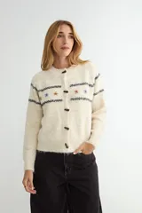 Cardigan de punto gris con cierre frontal de botones oscuros. Presenta un diseño de rayas horizontales oscuras y pequeños bordados florales en la parte superior del pecho y mangas.