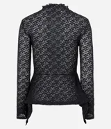 Blusa de encaje floral negro con cuello alto y mangas largas. Presenta un diseño ajustado en el torso con un detalle peplum en el ruedo que aporta volumen y movimiento.