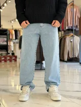Pantalón de jean estilo baggy, de corte ancho y relajado, en color celeste claro.