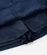 Short pollera de sastreria color azul marino, con pliegues frontales, cierre tradicional y gancho en la cintura. Posee forro interior de malla.