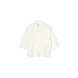 Chomba de piqué Fear of God Essentials Pique Signature 90s Cropped Polo, color blanco, de corte oversize y corto, con mangas cortas amplias, cuello polo con cierre frontal de botones y sutil bordado tonal en el pecho.