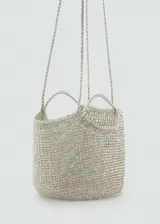 Bolso pequeño de mano con diseño tejido en color plateado brillante. Cuenta con doble asa corta integrada y una correa larga para llevar al hombro.