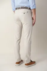 Pantalón de vestir color beige, corte slim fit, confeccionado en tencel.
