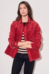 Sobrecamisa de pana color rojo, con cierre frontal de botones, bolsillos delanteros con solapa y ruedo desflecado.