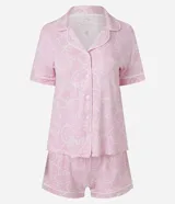 Pijama corto de viscolycra rosa con estampado de Hello Kitty, compuesto por una camisa de manga corta con botones y cuello solapa, y un short a juego.