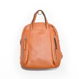 Mochila color marrón con textura símil cuero, doble asa de mano y correas ajustables para la espalda. Posee un bolsillo frontal con cierre y dos bolsillos laterales con cierre.