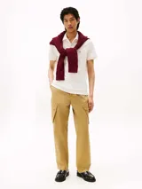 Chomba blanca de piqué de mezcla de algodón elástico, con tecnología Flex, que absorbe la humedad y es antiolor. Tiene cuello de chomba, billetera de dos botones, detalles distintivos de Tommy Hilfiger Sport y logo de Tommy Hilfiger Sport en el pecho.