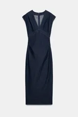 Vestido midi de denim azul oscuro, con escote en V, mangas cortas y detalles de entredoses en el escote y la cintura. Cuenta con cierre trasero con cremallera oculta.
