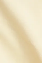 Campera con capucha y cierre frontal, color amarillo pálido, de corte cropped y holgado, con puños y bajo en punto acanalado.