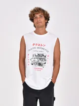 Musculosa blanca sin mangas con cuello redondo y estampado frontal que incluye texto en inglés y un dibujo de un motor de motocicleta.