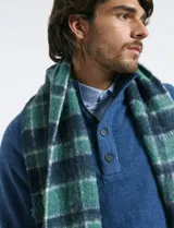 Sweater de punto color azul marino, con cuello alto, cierre frontal parcial y tapeta con botones. Presenta mangas raglán y puños y ruedo acanalados.