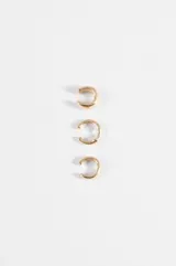Set de tres aros tipo earcuff dorados de diseño abierto y minimalista.