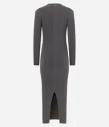 Vestido midi gris confeccionado en rib de algodón y elastano. Posee cuello redondo, manga larga y drapeado lateral con abertura en la parte inferior.