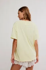 Remera de algodón celeste, de corte oversize con escote en V amplio y mangas cortas caídas.