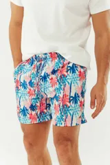 Short de baño azul con franjas horizontales en celeste y azul claro. Cuenta con cintura elástica ajustable con cordón, dos bolsillos laterales y uno trasero.