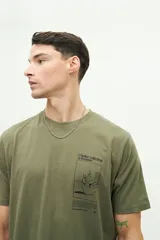 Remera azul marino de manga corta con cuello redondo y estampado frontal de un bodegón enmarcado con texto.