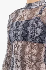 Remera de mangas largas, cuello alto y corte ajustado, confeccionada en tejido de red transparente con estampado de piel de serpiente en tonos grises y marrones.