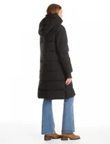 Campera puffer larga de abrigo marca BCBG Maxazria, color beige. Cuenta con capucha desmontable, cuello alto envolvente, cierre frontal bidireccional con solapa de botones a presión, bolsillos laterales, puños internos elastizados y tajos laterales con cierre en el bajo.