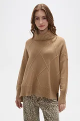 Sweater de tejido de punto color beige, con cuello polera y diseño holgado. Presenta un patrón de rombos en relieve en la parte frontal y mangas largas con puños acanalados.