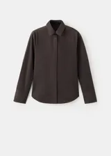 Camisa de popelín de algodón con elastano en color marrón oscuro, de diseño entallado con cuello camisero, manga larga con puños abotonados y cierre frontal de botones ocultos bajo tapeta.