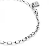 Pulsera plateada con eslabones rectangulares medianos y cierre de mosquetón.