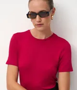 Blusa básica de viscosa color bordó, de corte ajustado, con cuello redondo y mangas cortas.