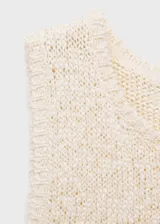 Top sin mangas de tejido de punto con textura de crochet, cuello redondo y tirantes anchos.