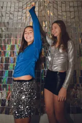 Top plateado de manga larga con delantero drapeado, vivos y escote en V.