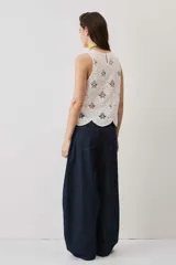 Musculosa blanca de corte recto y escote redondo, confeccionada en tejido de algodón.