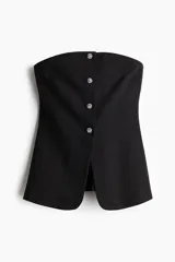 Top strapless tipo chaleco confeccionado en punto roma, de ajuste entallado con cierre de botones delanteros con pedrería y diseño acampanado en la parte inferior.