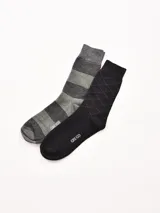 Pack de dos pares de medias de hombre. Un par a rayas horizontales grises y otro par negro con diseño de rombos.
