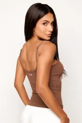 Musculosa de viscosa acanalada con elastano, de calce ajustado al cuerpo. Presenta escote recto y breteles finos regulables.