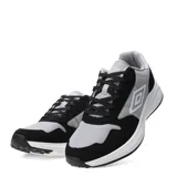 Championes urbanos Umbro modelo Volcan II, con diseño en combinación de gris y negro. Presentan paneles de malla y refuerzos de gamuza sintética, con el logo de la marca aplicado en el lateral y suela de goma blanca con base negra.