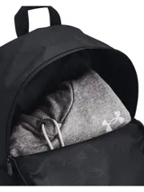Mochila Under Armour color negro con logo estampado en blanco en el frente. Cuenta con compartimento principal con cierre, bolsillo frontal para objetos de valor, bolsillo lateral para botella y asa superior. Fabricada con tecnología UA Storm resistente al agua.