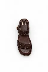 Sandalias de plataforma color marrón, con tiras anchas de cuero con textura simil serpiente y cierre ajustable con velcro.