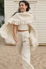 Pantalón palazzo color coral de lino con cintura alta y bolsillos laterales.