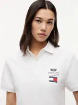 Chomba de piqué color blanco, de corte regular, con cuello y puños de punto canalé. Presenta cierre frontal de tres botones y logo bordado en el pecho de la colaboración entre Tommy Hilfiger y Cadillac Formula 1 Team.