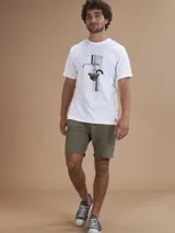 Bermuda técnica color verde oliva, confeccionada en 94% nylon y 6% spandex.