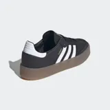 Championes Adidas Sambae negros con las tres tiras blancas y suela de goma marrón.