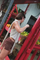 Top negro de tejido de punto con escote halter y lazada frontal ajustable. Presenta un diseño ajustado al cuerpo.