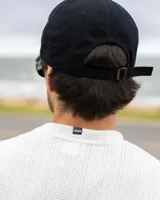 Buzo blanco de punto con cuello redondo y mangas largas. Diseño minimalista y corte clásico.